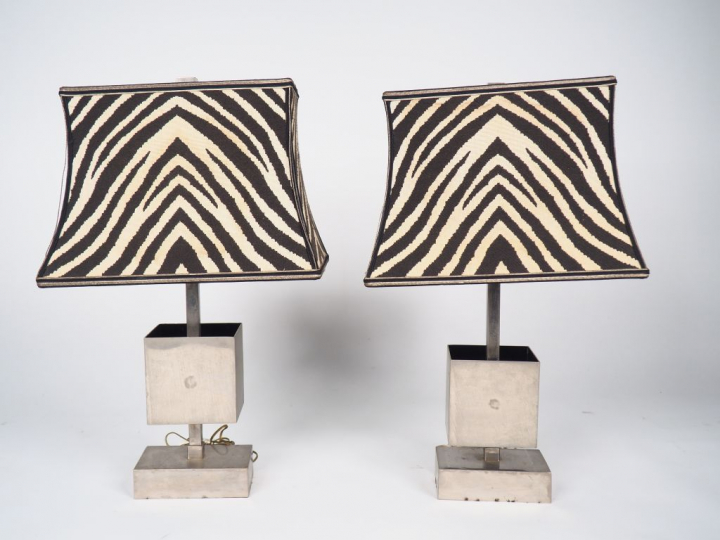 Paire de lampes années 70 en métal chromé. Dim. 66 x 17,8 x 11 cm.