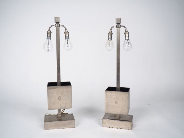 Paire de lampes années 70 en métal chromé. Dim. 66 x 17,8 x 11 cm.