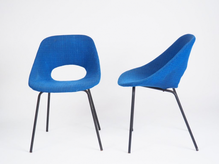 Pierre GUARICHE. Paire de chaises modèle "Tonneau", garniture de tissu