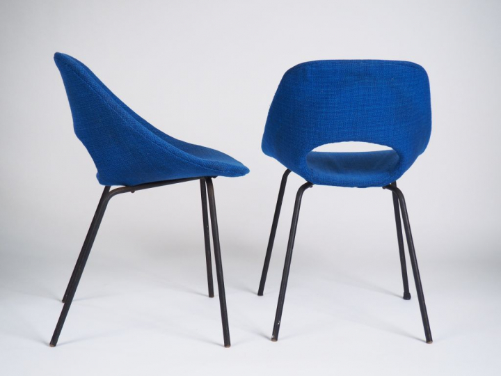 Pierre GUARICHE. Paire de chaises modèle "Tonneau", garniture de tissu