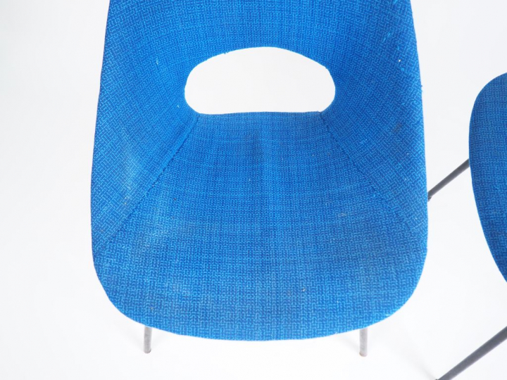 Pierre GUARICHE. Paire de chaises modèle "Tonneau", garniture de tissu