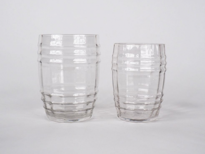 Suite de 14  verres à liqueur en verre en forme de tonneau (7 grands e