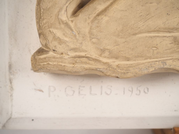 P. GELIS. "Allégorie de la danse". Plaque en stuc signée en bas à gauc
