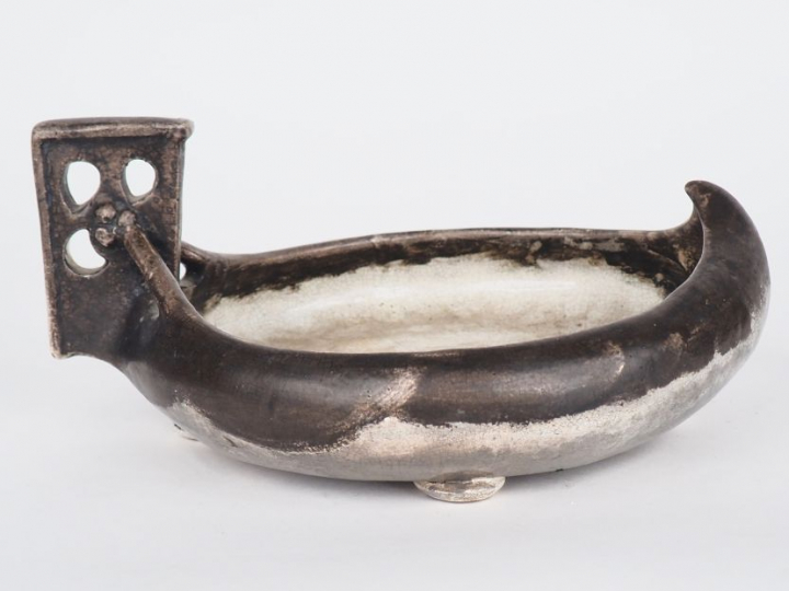 Coupe à anse début Xxème en faïence craquelée, argentée et en partie b