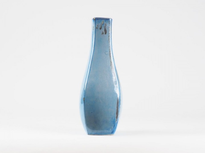 Vase 1900 en grès flammé, nuancé bleu.  H. 34,5 cm.