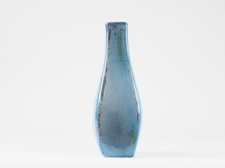 Vase 1900 en grès flammé, nuancé bleu.  H. 34,5 cm.