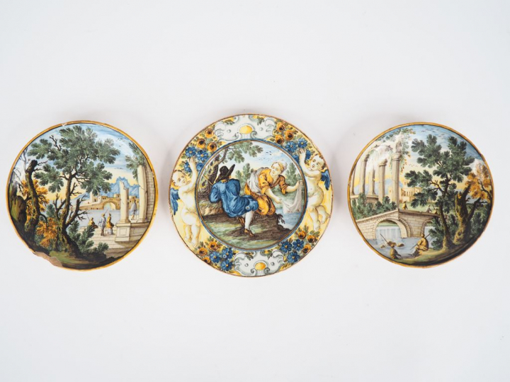 Deux petites assiettes en faïence polychrome à décor de ruines à l'ant