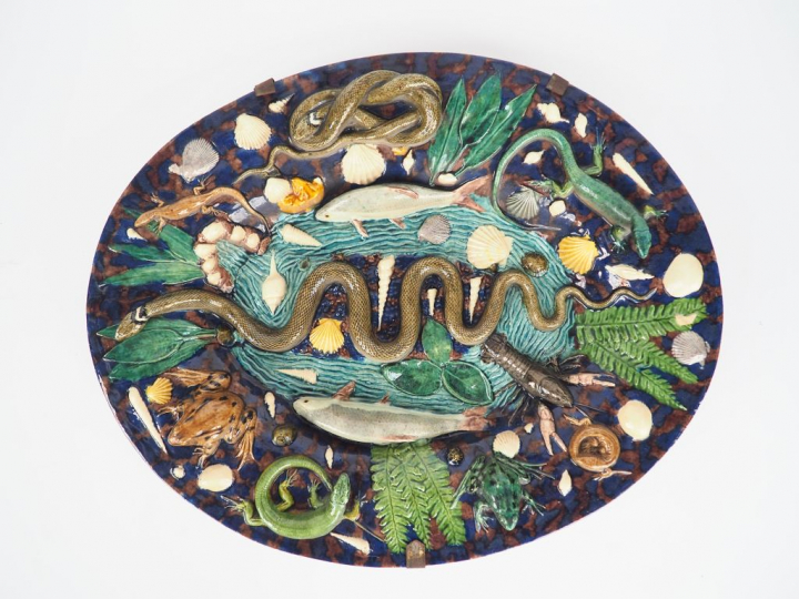 AVISSEAU à Tours. Plat ovale XIXème en céramique polychrome à décor en
