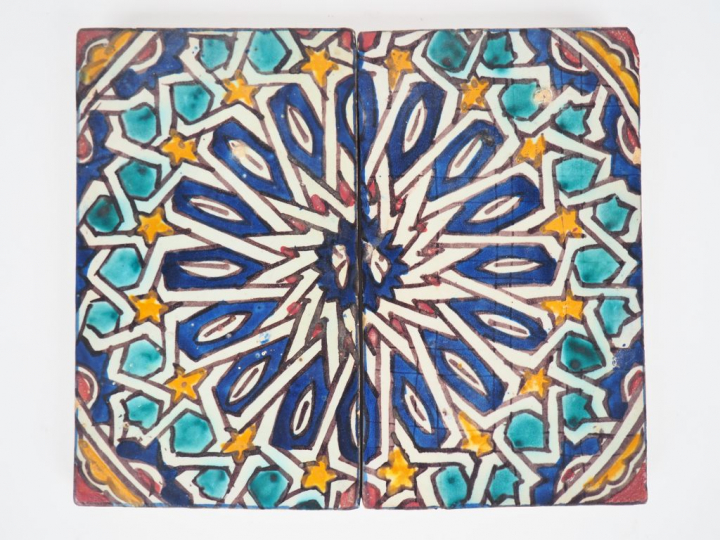 Paire de carreaux en faïence polychrome marocaine à décor de rosace. S