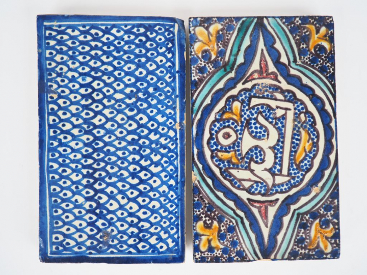 Carreaux en faïence polychrome marocaine à décor de motifs géométrique