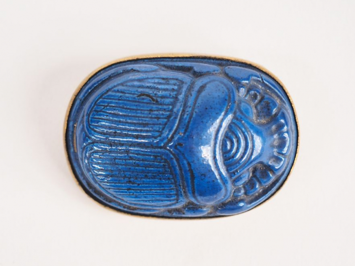 Scarabée égyptien en céramique bleue. Dim. 4,3 x 3,2 cm.