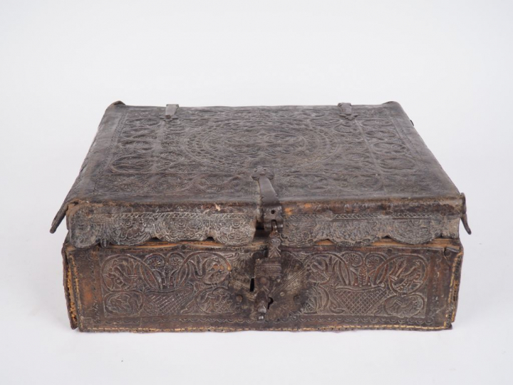 Coffret de voyage Louis XIV en cuir sur âme de bois, à décor gauffré d