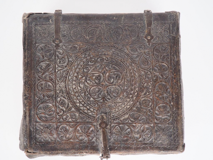 Coffret de voyage Louis XIV en cuir sur âme de bois, à décor gauffré d