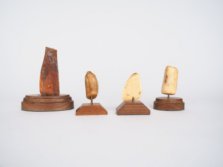 4 Scrimshaw  gravés à décor de Cap-Horniers et de cétacés.  Dim. 5 x 3