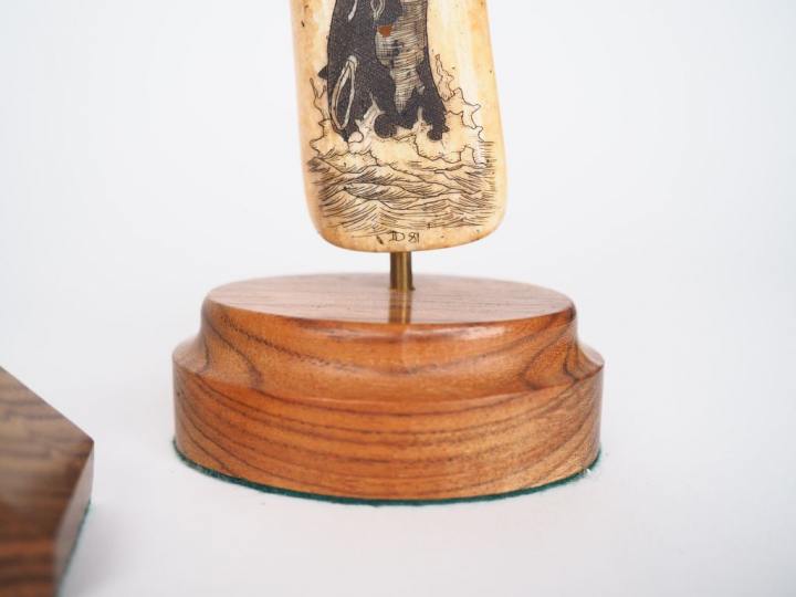 4 Scrimshaw  gravés à décor de Cap-Horniers et de cétacés.  Dim. 5 x 3