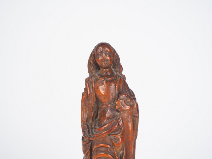 Sujet en buis XVIIème "Sainte femme", sur un présentoir en bois, orné 