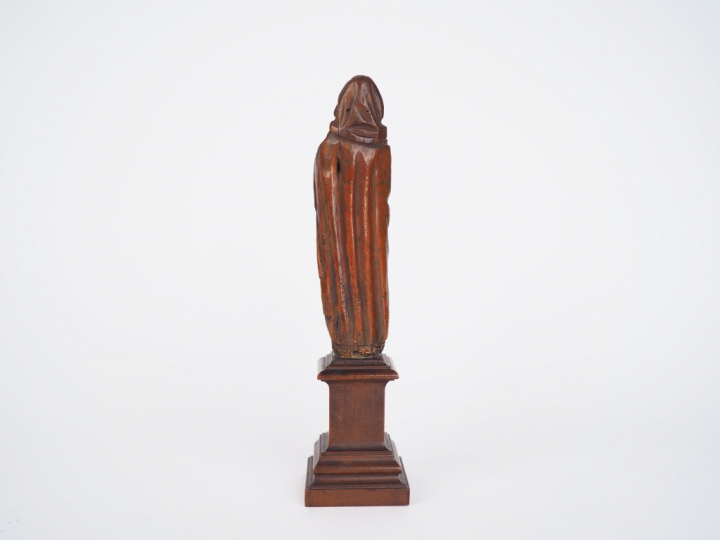 Sujet en buis XVIIème "Sainte femme", sur un présentoir en bois, orné 
