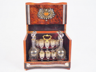 Vente aux enchères Cave à liqueur Napoléon III en marqueterie Boulle et incrustrations de
