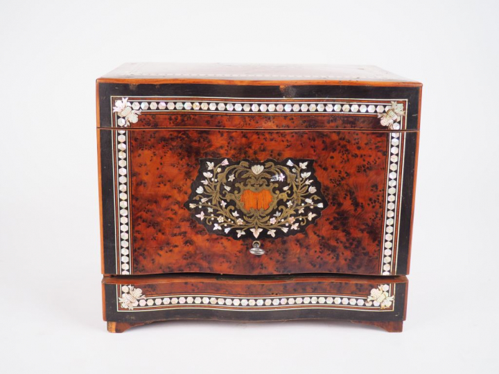 Cave à liqueur Napoléon III en marqueterie Boulle et incrustrations de