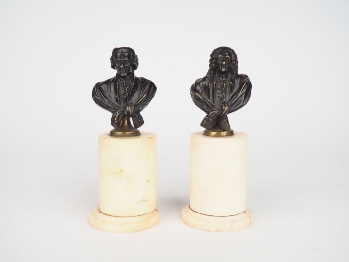 Paire de sujets XIXème en bronze sur leur socle en albatre, "portrait 