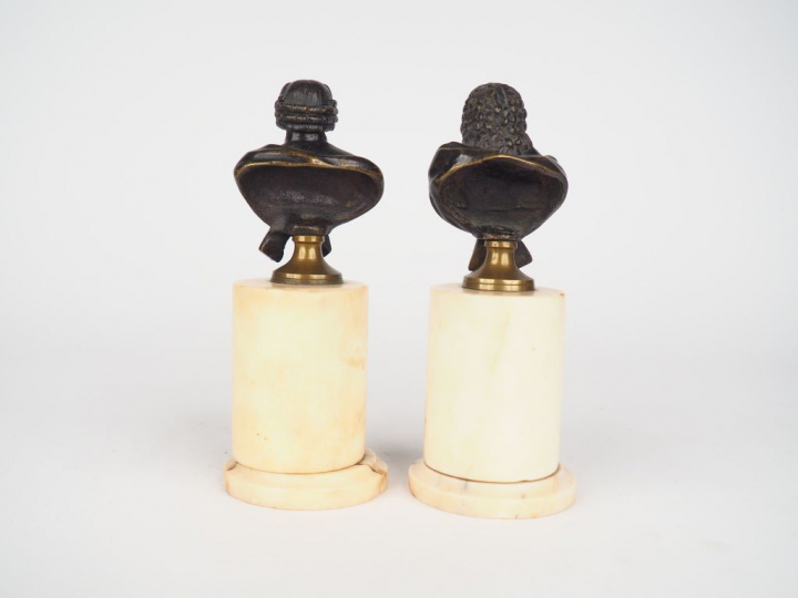 Paire de sujets XIXème en bronze sur leur socle en albatre, "portrait 