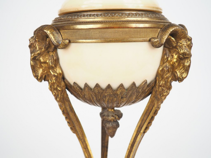 Athénienne XIXème de style Louis XVI en marbre blanc et bronze à décor