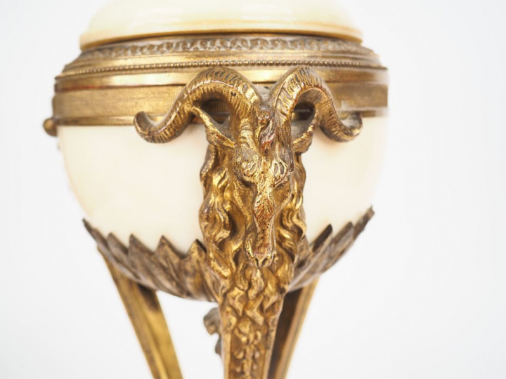 Athénienne XIXème de style Louis XVI en marbre blanc et bronze à décor