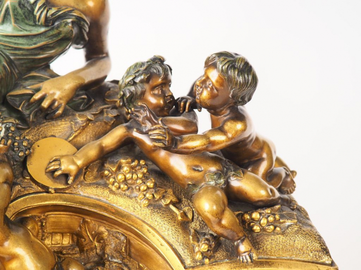 Grande pendule de cheminée Napoléon III en bronze à double patine figu