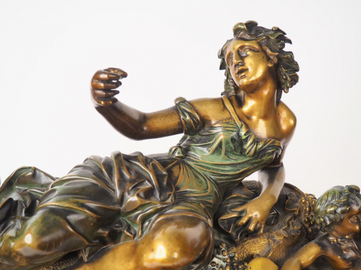 Grande pendule de cheminée Napoléon III en bronze à double patine figu