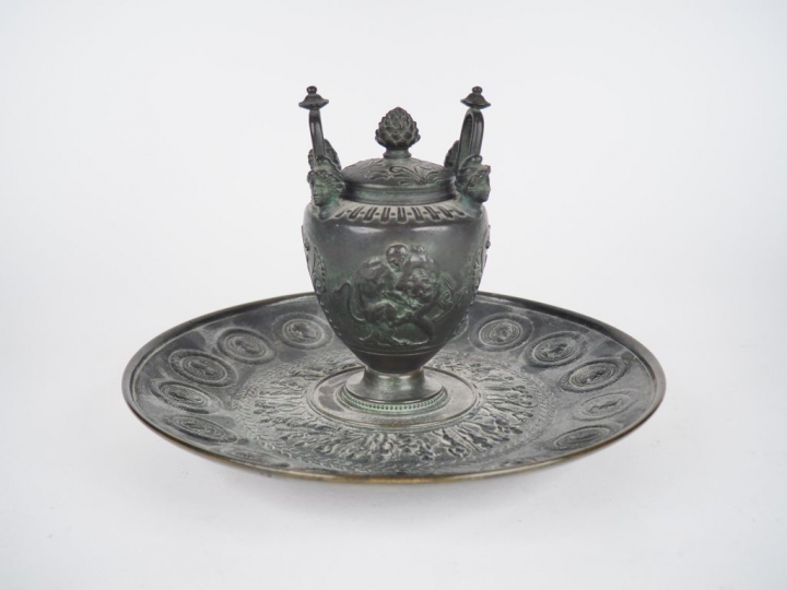 Vase couvert XIXème sur son présentoir en bronze à patine verte à déco