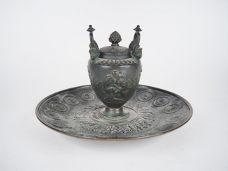 Vente aux enchères Vase couvert XIXème sur son présentoir en bronze à patine verte à déco