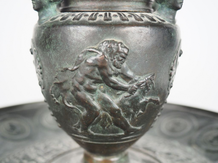 Vase couvert XIXème sur son présentoir en bronze à patine verte à déco