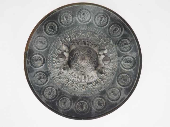 Vase couvert XIXème sur son présentoir en bronze à patine verte à déco