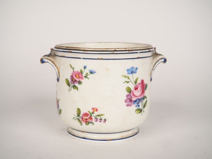 Rafraîchissoir XVIIIème en porcelaine polychrome de Sèvres à décor de 
