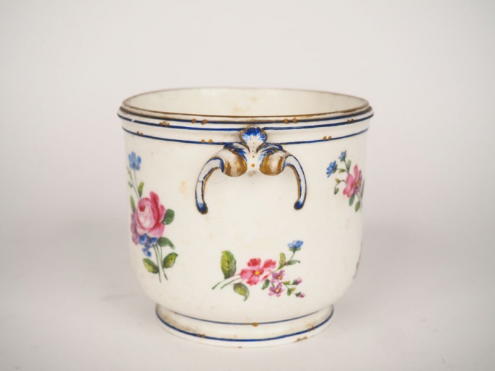 Rafraîchissoir XVIIIème en porcelaine polychrome de Sèvres à décor de 