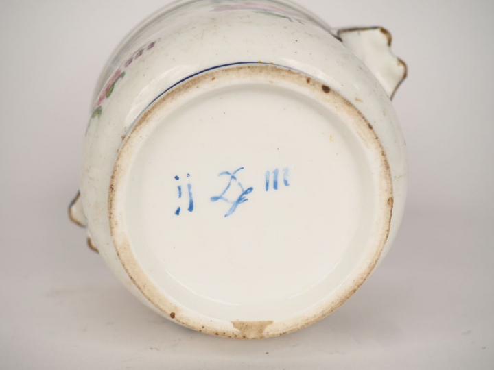 Rafraîchissoir XVIIIème en porcelaine polychrome de Sèvres à décor de 