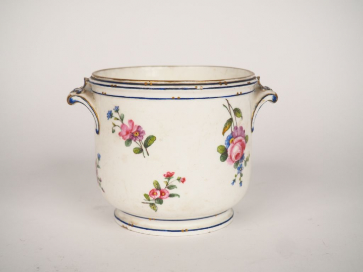 Rafraîchissoir XVIIIème en porcelaine polychrome de Sèvres à décor de 