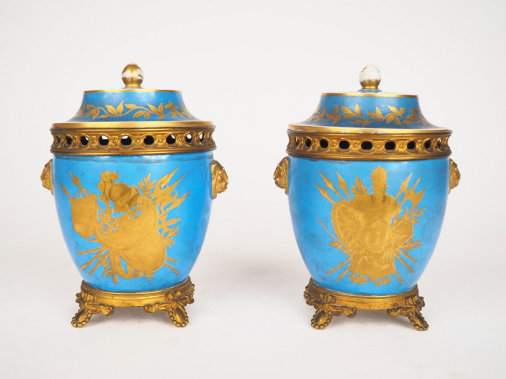 Paire de pots-pourris XIXème de style Louis XVI  en porcelaine de Sèvr