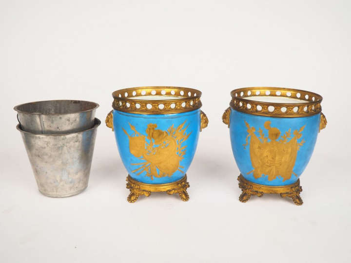 Paire de pots-pourris XIXème de style Louis XVI  en porcelaine de Sèvr