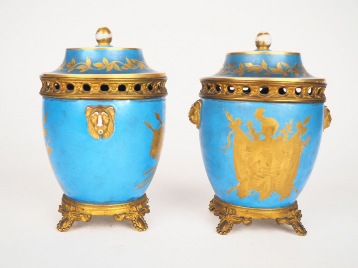 Paire de pots-pourris XIXème de style Louis XVI  en porcelaine de Sèvr