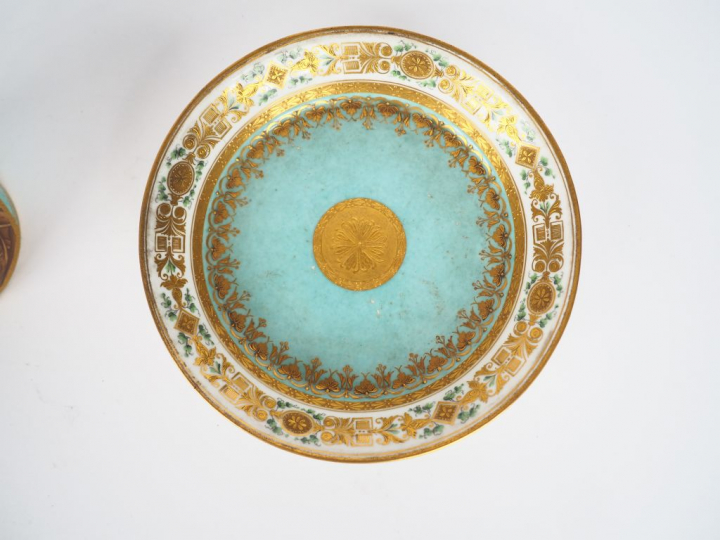 Tasse et sous-tasse en porcelaine polychrome de Vienne à décor en gris