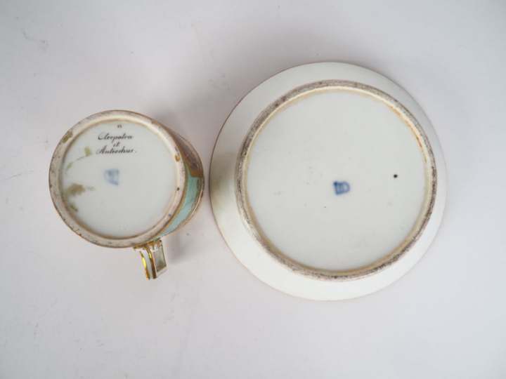Tasse et sous-tasse en porcelaine polychrome de Vienne à décor en gris