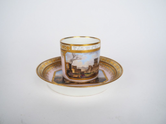 Vente aux enchères Tasse et sous-tasse en porcelaine de Vienne à décor polychrome de pays