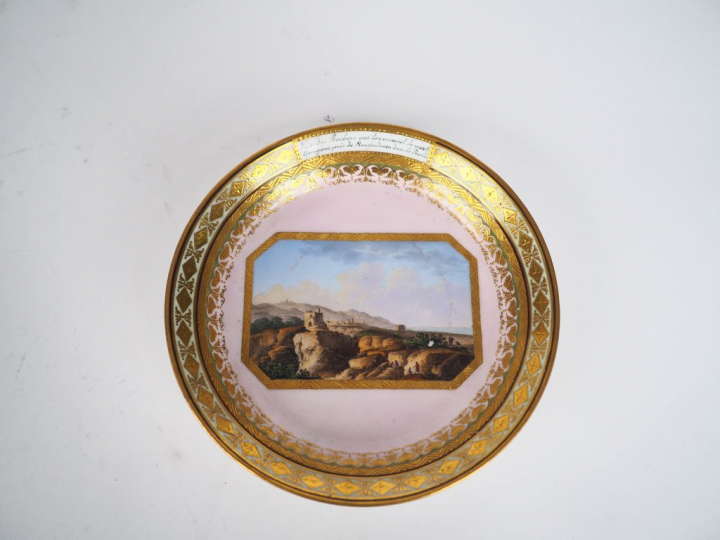 Tasse et sous-tasse en porcelaine de Vienne à décor polychrome de pays