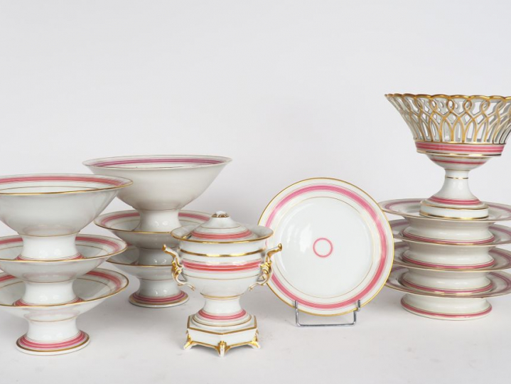 Partie de service de table Napoléon III en porcelaine de Paris à décor