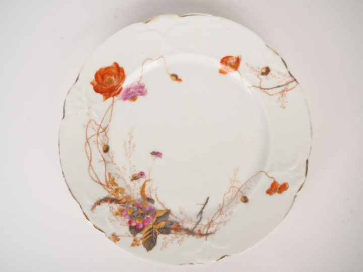 11 assiettes à dessert en porcelaine polychrome XIXème à décor de fleu