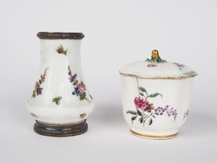 Petit vase XIXème en porcelaine polychrome à décor de fleurettes. Mont