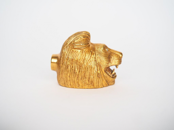 DUC de GUISES. "Lion". Presse papier en laiton plaqué or les yeux cert