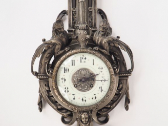 Vente aux enchères Cartel XIXème de style Renaissance en bronze argenté à décor d'un masc