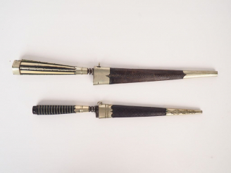 Vente aux enchères 2 différents stylets à la génoise, avec leurs fourreaux. L. 26,1 cm. L